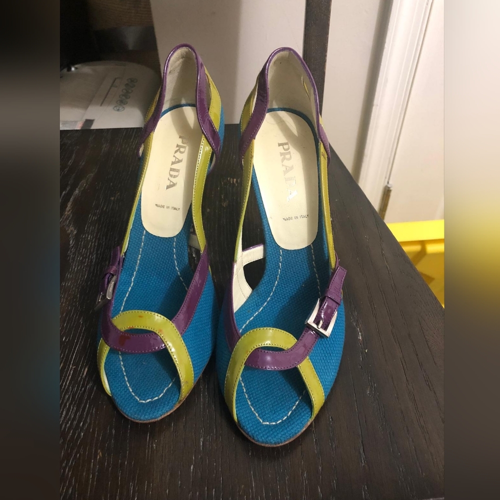 Prada Peep Toe Pumos